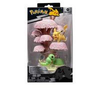 Pokémon PKW3207-15 cm Select Set - Albero di fiori con Pikachu e Raupi, set ufficiale di statuette