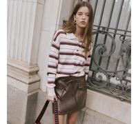 Polo in tricot leggero con dettagli puliti sui bottoni e righe orizzontali morbide, con una silhouette rilassata e sartoriale, un colletto polo strutturato e polsini a costine per una finitura elegant