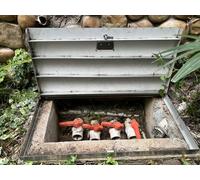 Porta commerciale della botola di fuga con il pannello di accesso antifurto di bloccaggio per la sicurezza del tetto, del loft, del seminterrato e dell'iarda