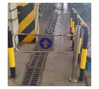 Porta di accesso unidirezionale con oscillazione a chiusura automatica, funzione di barriera per ingresso limitato in ambienti commerciali e istituzionali