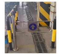 Porta di accesso unidirezionale con oscillazione a chiusura automatica, funzione di barriera per ingresso limitato in ambienti commerciali e istituzionali