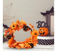 Porta d'ingresso con ghirlanda autunnale con foglie di acero e bacche per il