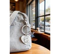 Portachiavi in metallo a forma di Stitch Disney, realizzato in materiale metallico con uno stile raffinato. Presenta l'immagine di Stitch e il motivo a forma di cuore "Just A Girl Who Loves Stitch". È