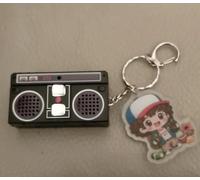 Portachiavi Stranger Things Mini Radio Vintage con registratore a tema Dustin.