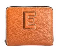Portafogli Giovanna di Ermanno Scervino in morbida pelle cuoio con chiusura a patta e zip. Scomparti multipli perfetti per tenere tutto in ordine con stile. Larghezza di 10,5 cm e altezza di 9 cm.