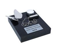 Portafortuna con base, targa commemorativa e farfalla. Ricordo da esterno