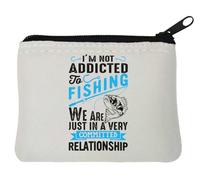 Portamonete in neoprene "I Am Not Addicted to Fishing We are just in a very committed Relationship", 10 x 11 cm, bianco