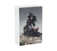 Portasigarette in plastica con teschi e streghe che raccolgono fiori in tunica nera