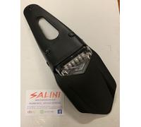 Portatarga con faro posteriore bianco a led più parafango con fori frecce moto