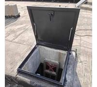 Portello di accesso del tetto con ammortizzatore a gas per fuga della soffitta e accesso al pozzo in vicoli e cortili