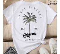 "Posizione C estiva fuori! Il retro della stampa della palma di Santa Barbara, con la scritta "Surf the Sun", è caratterizzato da una semplice T-shirt bianca con un senso di relax, abbinata al denim.