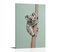 Poster artistico da parete con koala che si arrampica sul tronco di eucalipto invisibile contro il cielo verde salvia, decorazione moderna da appendere, 30 x 45 cm