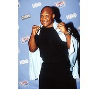 Poster con George Foreman nella sala stampa al quinto sollievo comico annuale di Los Angeles CA 1992. ph: Ron Wolfson / (George Forman 3) (8 x 10)