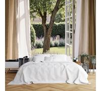 Poster da parete di dimensioni personalizzate, finestra aperta per interni Serene con vista sul giardino verde lussureggiante, tende autoadesive beige chiaro e crema (senza PVC), carta da parati