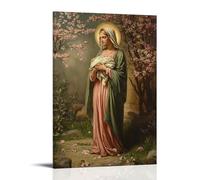 Poster decorativo da appendere alla parete con Mary che stringe il sudario piegato di suo figlio, in piedi davanti a una tomba vuota mentre i fiori primaverili sbocciano intorno ai suoi piedi. Poster