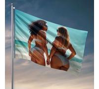 Poster divertenti per dormitorio universitario con due donne in bikini a righe che si tengono per mano sulla spiaggia. Bandiera divertente da giardino bandiere Country Boy (120 x 180 cm)