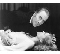 Poster Stampato Di CHRISTOPHER LEE E JOANNA LUMLEY 24x20"