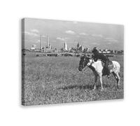 Poster su tela, motivo: Cowboy e il suo cavallo, skyline di Dallas Texas, in bianco e nero, decorazione per camera da letto, sport, ufficio, stanza, regalo, cornice 50,8 x 76,2 cm (50 x 75 cm)