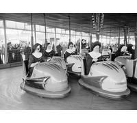 Poster vintage Nuns Bumper Cars Wall Art stampa in bianco e nero