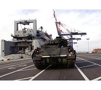 Posterazzi Un carro armato principale M1A1 Abrams è pronto per essere caricato sulla USNS Watson Poster Print, (33 x 23)