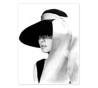 Posterlounge Colazione da Tiffany, Audrey con cappello Poster | 70 x 90 cm Nero e Bianco Quadri Decorazione per pareti