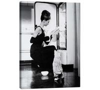 Posterlounge Colazione da Tiffany, Audrey e il Frigo Stampa su tela 30 x 40 cm Nero e Bianco Quadri Decorazione per pareti