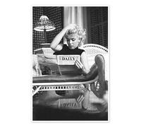 Posterlounge Marilyn Monroe legge il giornale Poster di Celebrity Collection 40 x 60 cm Nero e Bianco Quadri Decorazione per pareti