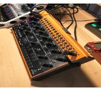 Pratico Angolato Inclinazione Stand per Behringer Crave Premium Analogico