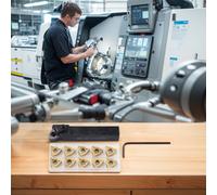 Precisione e versatilit nelle operazioni di tornitura con set completo di uten