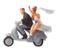 Preiser 28150 Coppia di sposi su Vespa