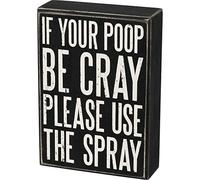 Primitives by Kathy Targa in legno, con scritta in lingua inglese "If Your Poop Be Cray Please Use The Spray ", 12,7 x 17,8 x 4,4 cm