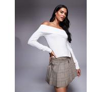 Princess Polly - Brisa - Top a maniche lunghe bianco in maglia a coste con scollo alla Bardot e fondo asimmetrico M/L