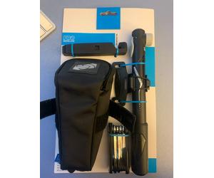 PRO CombiPack c/mini pompa,attrezzo multiuso,leva copertoni,borsello sottosella