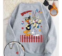 Pullover grigio da donna con scollo tondo, maniche lunghe, spalle scese e vestibilità comoda. Presenta una vivace stampa di Bugs Bunny e Daffy Duck sul retro, con le loro pose giocose abbinate a eleme
