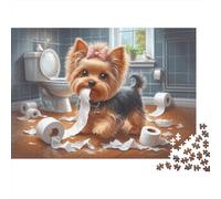 Puzzle da 1000 pezzi con cucciolo di Yorkshire Terrier che sporca il bagno, colorato e birichino. Attività stimolante per la casa, splendidamente illustrata. Dimensioni: 38x26 cm.