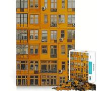 Puzzle da 1000 pezzi raffigurante la facciata di un edificio giallo con finestre,ideale per stimolare la memoria e creare un'attività rilassante durante le serate tranquille (50x75cm)
