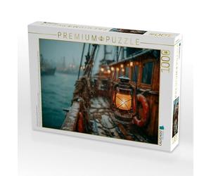 Puzzle, lanterna incandescente sulla tempesta | Un pesce sfida il vento e le onde, mentre una vecchia lanterna... · 1000 pezzi · Dimensioni sdraiata 64 × 48 cm · Puzzle