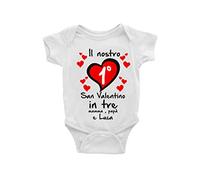 Puzzletee Body Neonato Personalizzabile - Il Nostro Primo SanValentino in 3 - Mamma Papà e [ PERSONALIZZA NOME ] - Body Bimbo - Maschietto - Amore - Neonato Genitori - Idea Regalo SanValentino