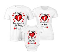Puzzletee Tris Famiglia - Nome Personalizzabile - Il Nostro Primo SanValentino in 3 - Mamma papà e [ PERSONALIZZA Nome ] - Body Neonato - T-Shirt - Mamma papà - Idee Regalo