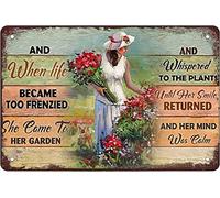 QIRIUS Targa in metallo con scritta in lingua inglese "And When Life Became Too Frenzied, She Came To Her Garden", decorazione da parete divertente per casa, cucina, bar, vintage, retrò, 30,5 x 20,3