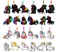 Qpout 12pcs Unicorn Scratch Set artistico per bambini, colorazione graffio Set di immagini da grattare per carte con corde elastiche e immagini di gratta dello stilo in legno per regalo di compleanno