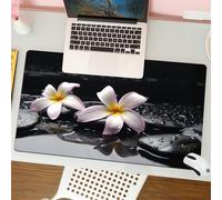 QRFASFZO Tappetino per mouse tappetino da ufficio multifunzione e antiscivolo,per migliorare la precisione e la velocità,Fotografia serena di fiori di piume su pietre bagnate, pellicce su ci,80x30 cm