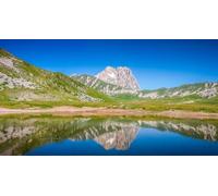 Quadro acrilico 70 x 40 cm: bellissimo paesaggio con Gran Sasso d Italia Peak sull'altopiano Campo Imperatore nelle montagne Appennine, Abruzzo, Italia (59916357)