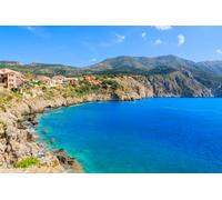 Quadro composito di alluminio 50 x 30 cm: Sea Bay con case colorate costruite sulla collina vicino al villaggio di Assos sull'isola di Cefalonia, Grecia (92760221)