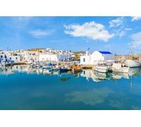 Quadro composito di alluminio 90 x 60 cm: una vista sul porto di Naussa con la chiesa greca in stile e le barche da pesca tradizionali, Paros Island, (92662052)
