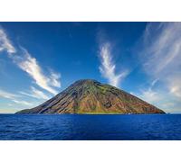 Quadro composito in alluminio 80 x 50 cm: Isola Volcanica Stromboli a Lipari sembrava con belle nuvole, Sicilia, Italia dal mare (140357912)