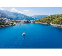 Quadro in alluminio composito 110 x 70 cm: Assos pittoresco villaggio di pescatori dall'alto, Cefalonia, Grecia. Vista del drone aereo. Barche a vela in turchese (176250347)