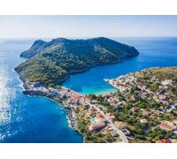 Quadro in alluminio composito 80 x 60 cm: Assos pittoresco villaggio di pescatori dall'alto, Cefalonia, Grecia. Vista del drone aereo. Barche a vela in turchese (176460415)