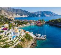 Quadro in alluminio composito 90 x 60 cm: Assos pittoresco villaggio di pescatori dall'alto, Cefalonia, Grecia. Vista del drone aereo. Barche a vela in turchese (176460404)