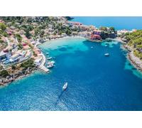 Quadro in alluminio composito 90 x 60 cm: Assos pittoresco villaggio di pescatori dall'alto, Cefalonia, Grecia. Vista del drone aereo. Barche a vela in turchese (176250366)